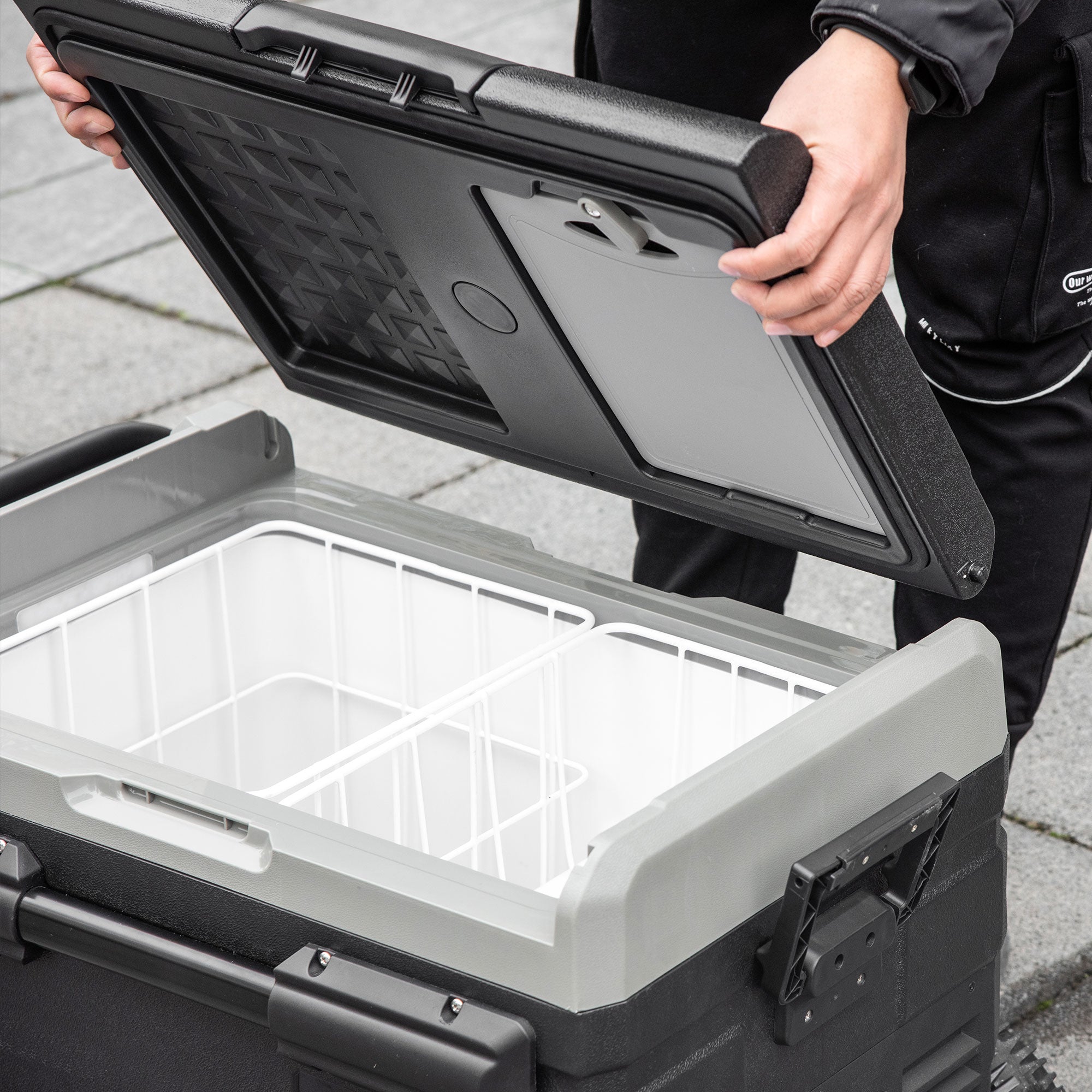 Outsunny koelbox auto 40L met LED verlichting compressor auto koelkast met handgrepen transportwielen kofferbak camper travel 12/24V DC en 110-240V AC grijs + zwart