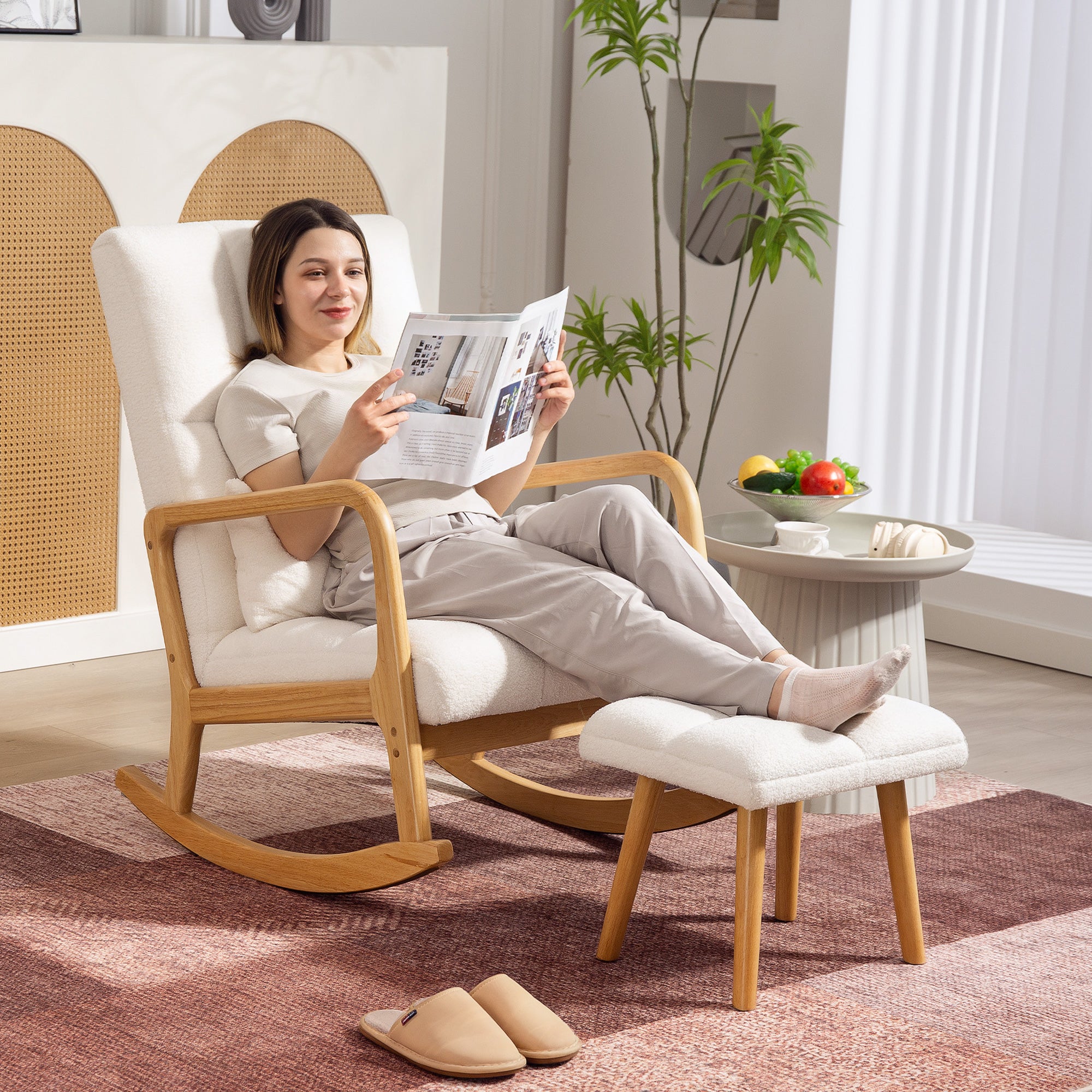HOMCOM Schommelstoel met Voetensteun, Fleece-Bekleding, Hoge Rugleuning, Houten Poten, Voetpads, Wit