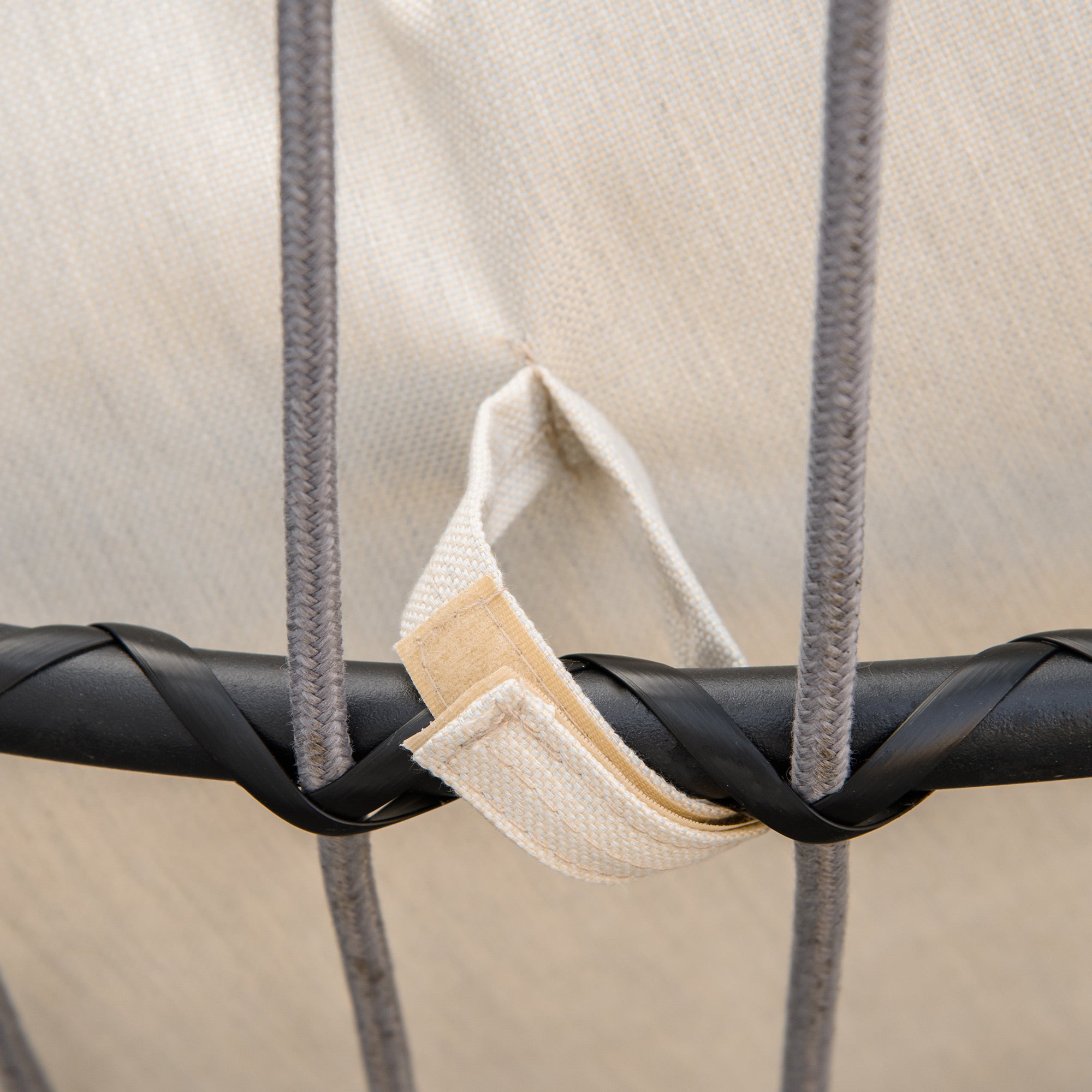 Outsunny hangstoel hangmand met frame hangende schommel hangstoel met kussenmand opvouwbaar metaal zwart + crème wit 101 x 101 x 188 cm