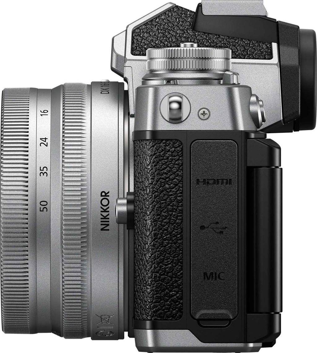 Nikon Z fc + NIKKOR Z DX 16-50 mm f/3.5-6.3 VR Zilver