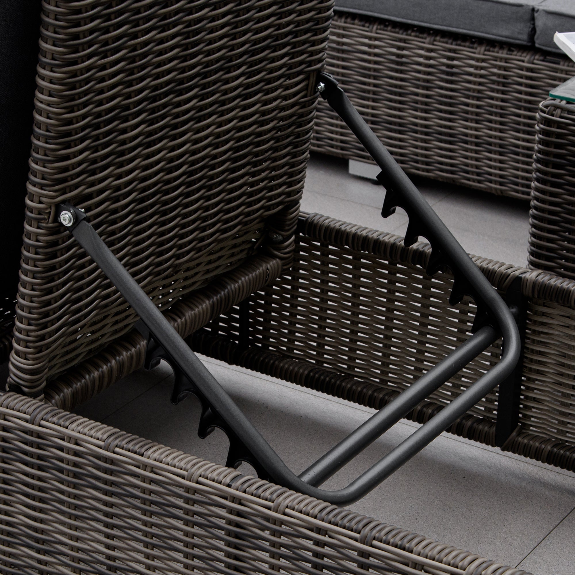 Outsunny poly rotan ligstoel met bijzettafel verstelbaar 60 x 195 x 86 cm